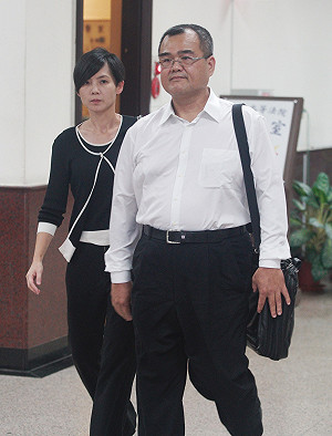 林益世入監服刑前 攜愛妻現身開庭