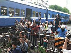 高雄臨港線走入歷史 鐵道迷捕捉列車最後身影