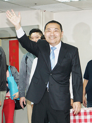 侯友宜到辯論會場 一男子抗議侯督導不週