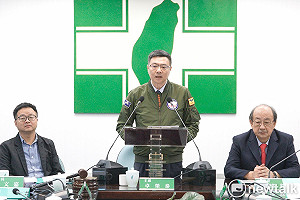 挺英粉專秒開砲 批羅文嘉該先救民進黨因放水秀而導致暴跌形象