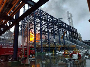 雲林麥寮六輕驚傳爆炸 數公里外可見火勢濃煙