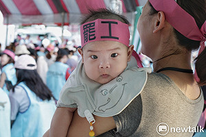 長榮罷工》反過勞！襁褓嬰兒以及寵物一起來 姐妹交通車上互打氣