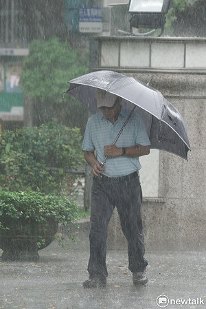 強颱利奇馬風雨漸弱 柯文哲：颱風假多放了