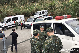 現場直擊》搜救人員破壞機艙 協助救出受困人員