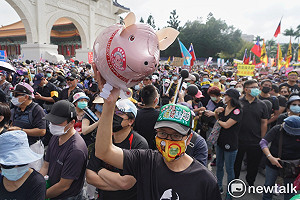 蔡衍明現身工運秋鬥 黃創夏：勞工連集會遊行的場子都被拿走了