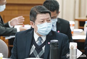 美軍艦長翹腳看中共航母遼寧號 張哲平：美國認知作戰