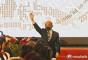 蘇貞昌滿意度進入死亡交叉將丟官? 鄭正鈐：小英無人可換 不怕丟閣揆