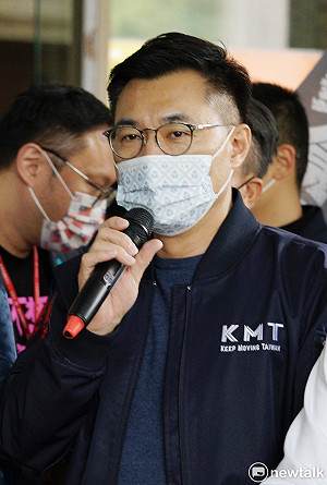 反駁拿香跟拜民進黨 江啟臣：是民進黨跟著國民黨走