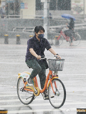 最強春雨鋒面下週二報到！閃電、強風齊發