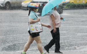 迎風面雨看不到盡頭！吳德榮：週末起防大雨致災