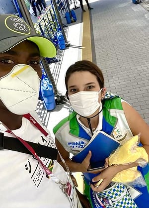 要比跨欄發現人家都在划船！牙買加選手走錯賽場 美女志工「神救援」幫他奪金牌