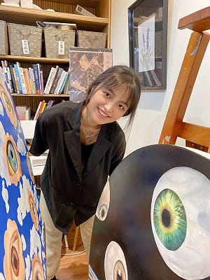 不捨學子餓肚子！17歲美少女義賣「眼睛」畫作 助偏鄉兒童吃飽飯