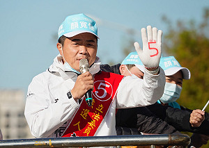 中二選區補選》 選前送高麗菜裡面還藏錢包？ 顏寬恒回應了