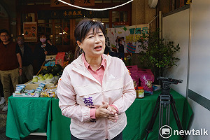 情義相挺逼哭人 暖心阿伯心疼蔡培慧 贈總統撲滿打氣