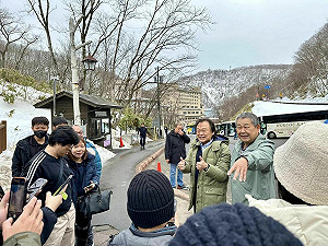 王世堅說到做到率團隊北海道旅遊 民眾巧遇瘋合照