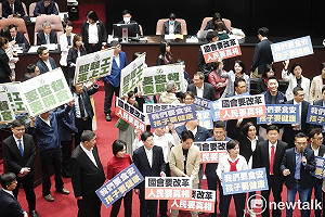 羅智強違規帶麥克風進議場大聲！林楚茵讚黃捷搶麥 揭國民黨早已是慣犯