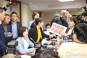 立院藍綠爆肢體衝突！ 藍白擋衛福部報告 綠營要求「前兒盟董事」王育敏利益迴避