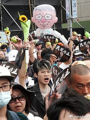 民眾黨集會嗆聲民進黨部 年長柯粉喝台啤、「小草」為太陽花內鬨
