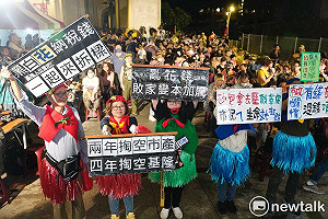 圖輯》選前之夜! 「拆樑」造勢晚會曹興誠開講 「固樑」晚會２萬支持者冒雨造勢