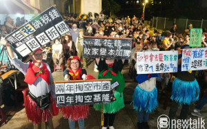 圖輯》選前之夜! 「拆樑」造勢晚會曹興誠開講 「固樑」晚會２萬支持者冒雨造勢　