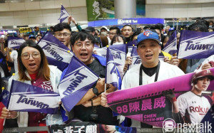 現場直擊》歡迎回家！ 大量球迷湧進桃機  迎接台灣英雄光榮歸國  
