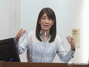 補修台灣真實歷史學分！賈永婕悄訪義光教會 體會「民主不是理所當然」