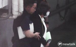 涉罷免不實連署案！從無保請回變羈押禁見　黃呂錦茹戴銬上囚車 
