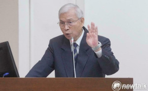 堅持台幣升值沒受美國壓力 楊金龍：結巴是因為口才不好、不是說謊