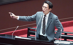 卓榮泰為將凍結誤說「刪除」道歉 黃國昌：賞民進黨降智操作一巴掌