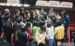 防綠委提案改選總召！  民進黨團明「議場」內開黨團會議   她驚呼：柯建銘的逆襲？ 