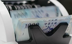 外資大逃殺 單月賣超7,000億! 台幣大貶 央行證實進場調節穩定市場