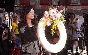 鄭麗文追思共諜無石 藍青年衝國民黨部要求道歉