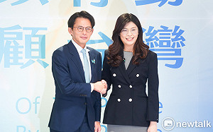 (影)「鄭黃會」登場　鄭麗文贈陶瓷圓盤、黃國昌送水泥基底鎢絲燈