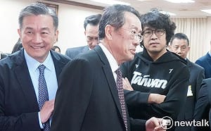 軍購機密資料被黃國昌帶走  樓梯口被官員追回 