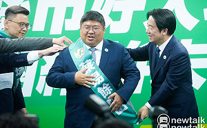 賴清德也笑了！ 幫蔡易餘披「客製化」競選背帶竟卡住