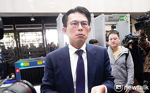 黃國昌「腳尾飯2.0」爭議出庭發採通 律師嘲諷：到底是多愛鎂光燈？