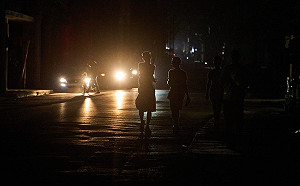 古巴全國電網崩潰、首都一片黑  能源短缺加劇民生與交通衝擊