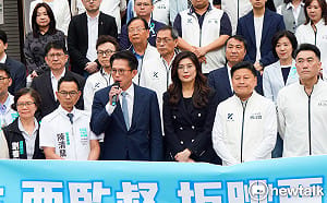 鄭麗文終於對軍購讓步 凌濤：關鍵時刻跟黃國昌討論出版本　