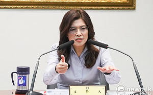 傳訪美規格遭降鄭麗文不願多談 她直言：被酸美國「小科長」送給妳的打臉！