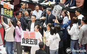 在野立委高喊「卓榮泰下台」  沙拉油桶都搬出來了