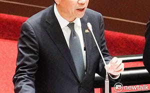 蘋果農藥標準調高6倍是因美施壓？石崇良：台灣標準仍低於美國