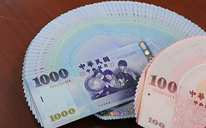 新台幣貶破32.5元創逾一年半新低！後市怎麼看？市場聚焦3大變數