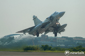 漢光42演習DAY3 空軍新竹基地實施跑道搶修與戰機緊急升空演練