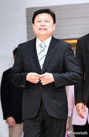 傅崐萁嗆外媒記者「不報警是共犯」律師秀數據：花蓮賄選案量驚人還有臉嗆？