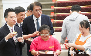 府推公益月餅 翁曉玲批不齒高調情勒！律師轟：不懂法律又沒同理心！