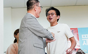 李四川竟掰稱「307公車會上高速公路」！黃國昌在旁點頭如搗蒜　她笑了：藍白權貴政客離公車太遠