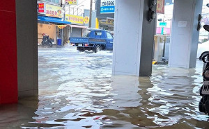 西南風與低壓帶夾擊！高雄多區豪雨成災 鳳山馬路成汪洋 