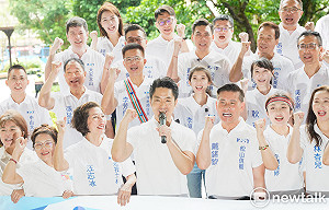 蔣萬安陪33藍小雞登記、細數政績 戴錫欽喊：碰到「洋流」掌舵者不能換
