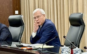 央行理監事會》通膨連4月破「警戒線」 利率未動也稱緊縮？ 楊金龍揭「走自己的路」策略