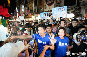 蔣萬安南下合體柯志恩！六合夜市掃街被人潮包圍 350公尺走1小時